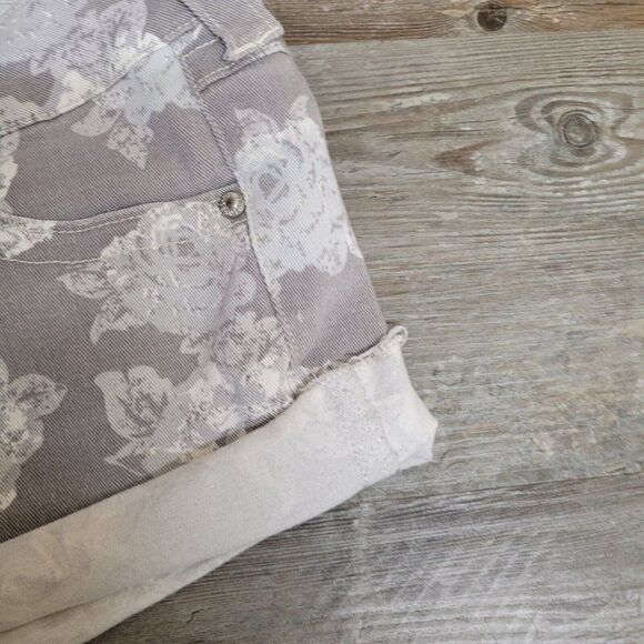 Tinseltown Floral Rose‎ Denim Flap Pocket Cuffed Shorts Gray Womens Size 9 Denim - Picture 8 of 12